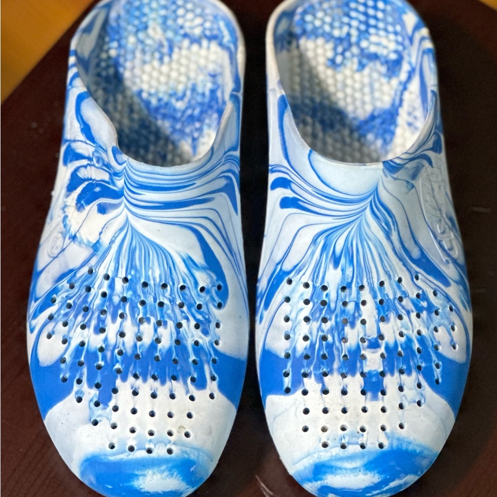 Calzuros Classic Clogs with holes. Gently Used.
